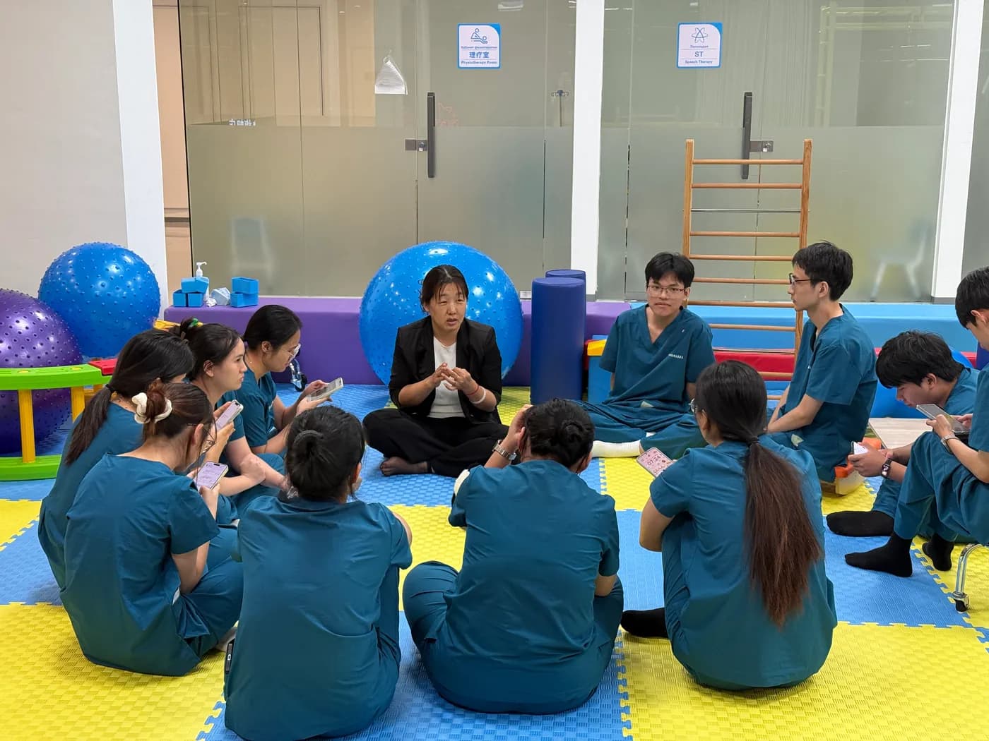 A group session for specialists in a rehabilitation room