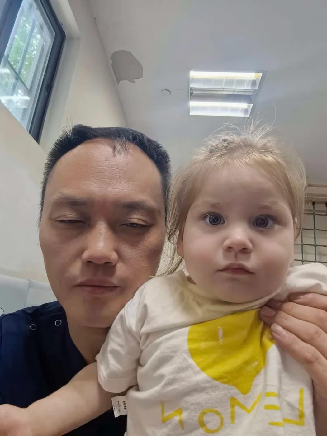 雷静波——抱着一名小患者