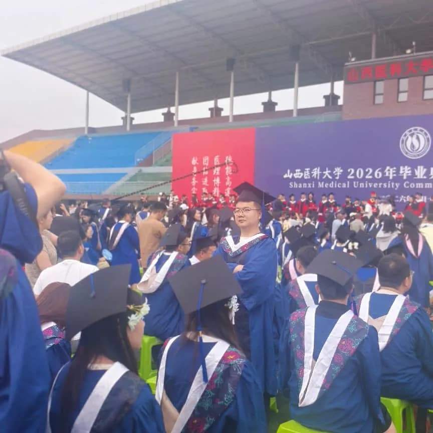 薛泽涛与同事——诊室内