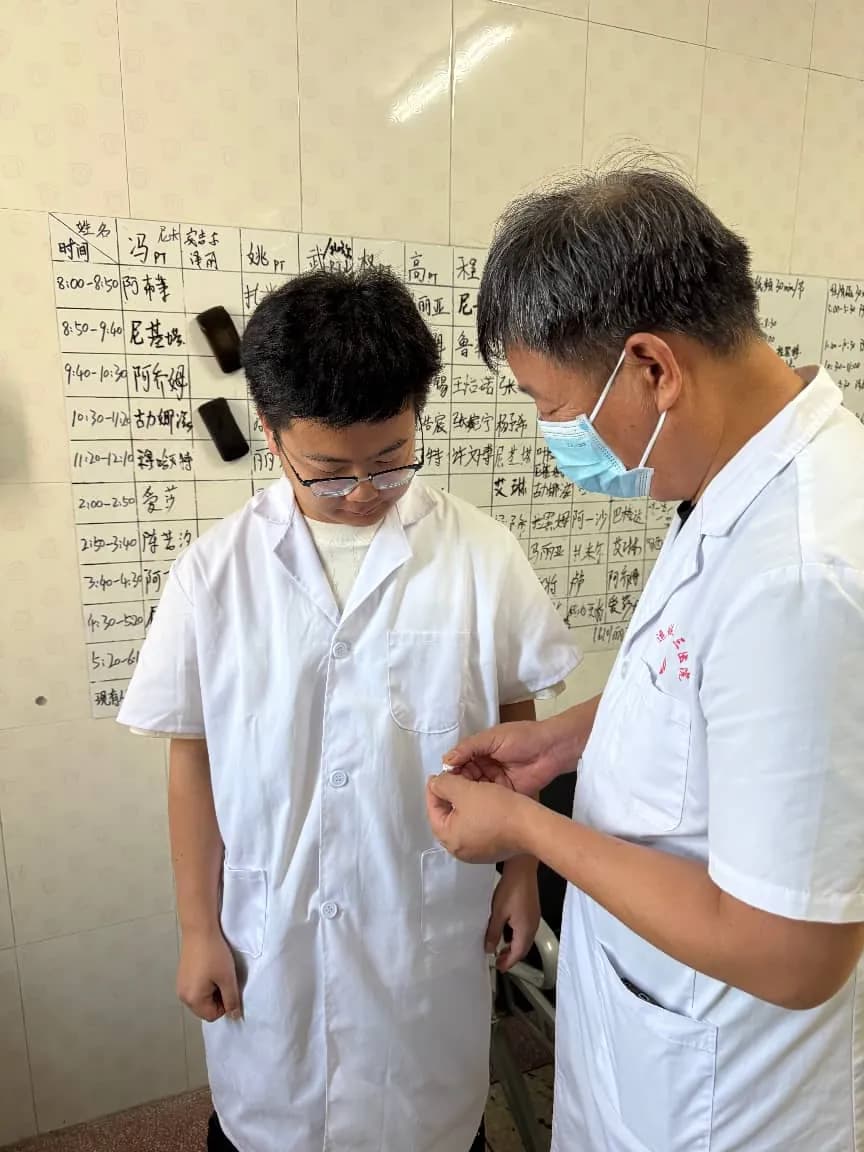 薛泽涛与同事——针灸治疗