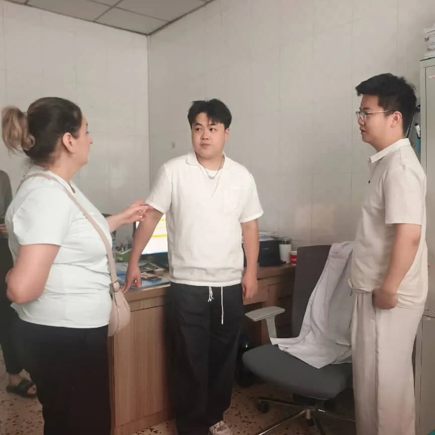薛泽涛与同事——诊室内