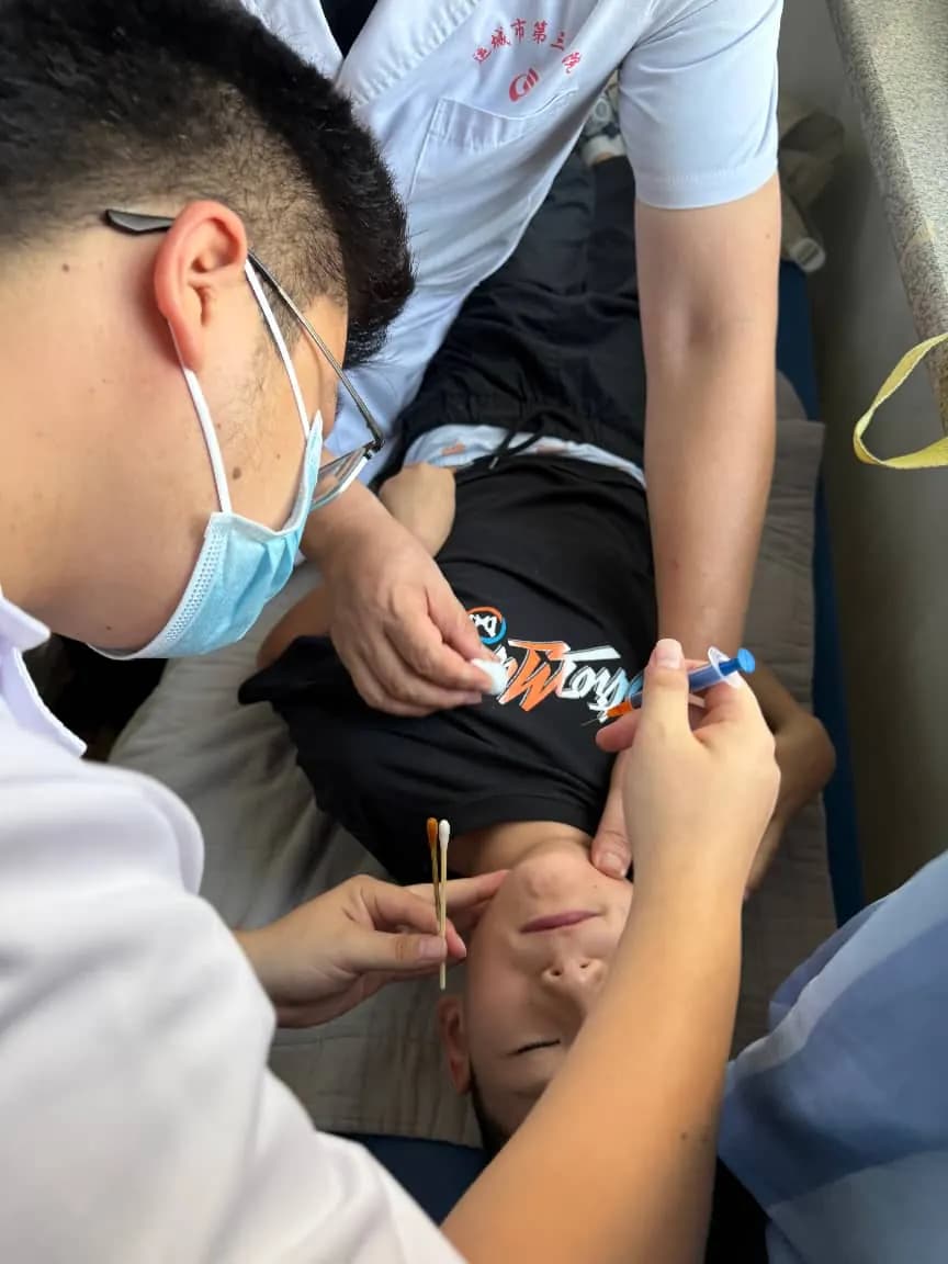 薛泽涛与同事——针灸治疗