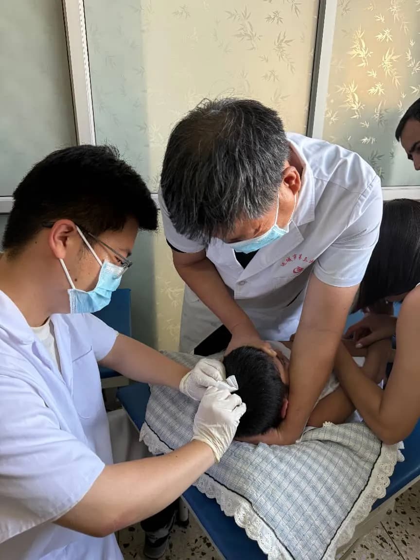 薛泽涛与同事——针灸治疗