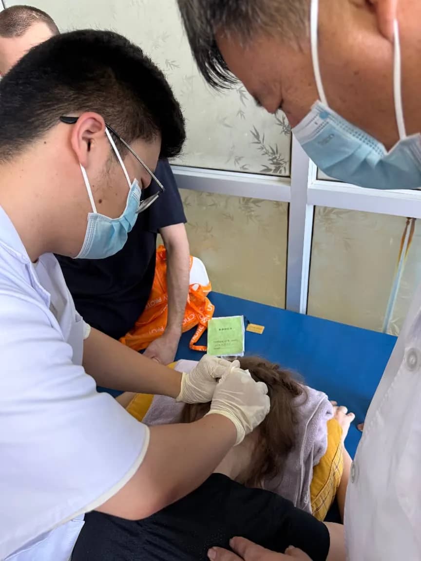 薛泽涛与同事——针灸治疗