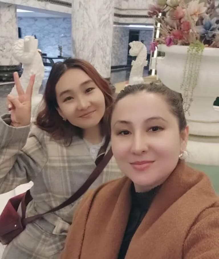 Musaeva Gaukhar 与另一位女士在楼宇大厅的合影