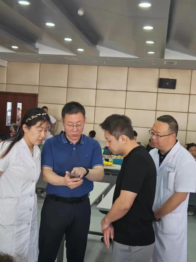 家长在医院大厅里与医生交谈