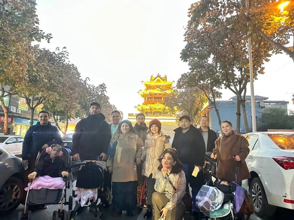 一群家庭在城市街道上散步