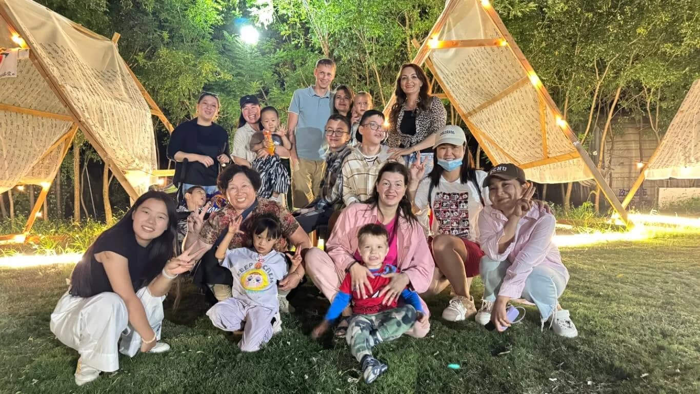 一行人傍晚在城市公园里散步