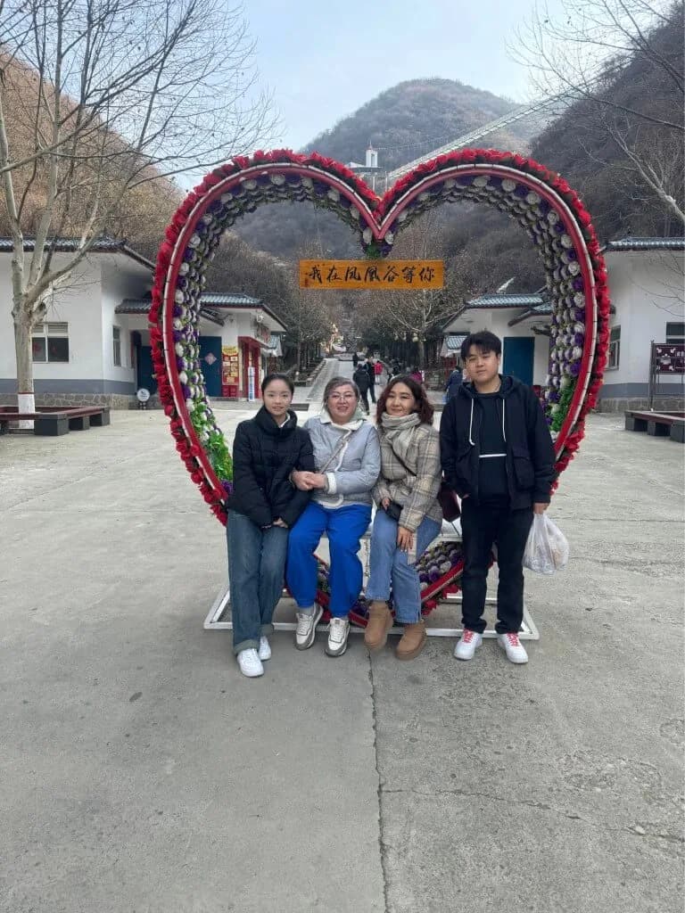 在心形拱门旁的合影