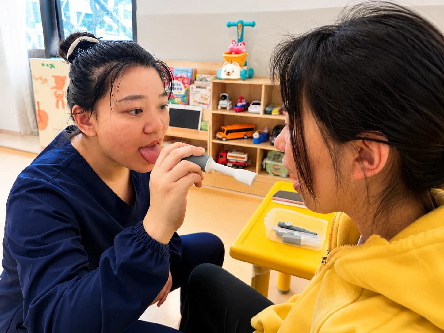 An Hanshi NeuroLife speech therapist works on articulation with a child during a speech session